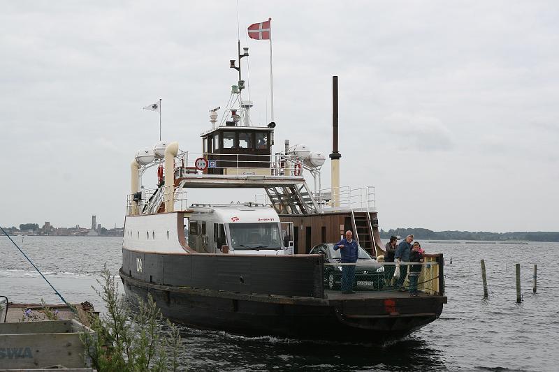 IMG_9624.JPG - Een veerboot komt aan op het eiland Mon