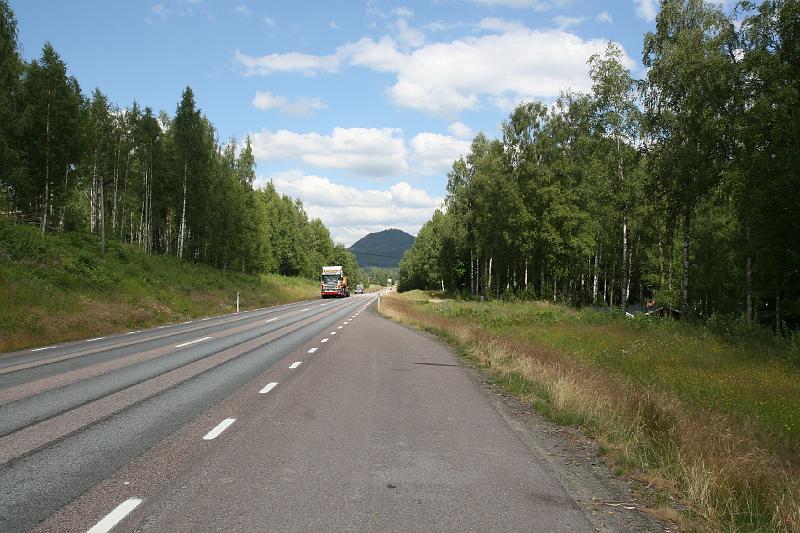 IMG_9843.JPG - De E45, onze "Route 66" naar het Noorden. Vanaf hier nog 1400 km naar Kiruna...