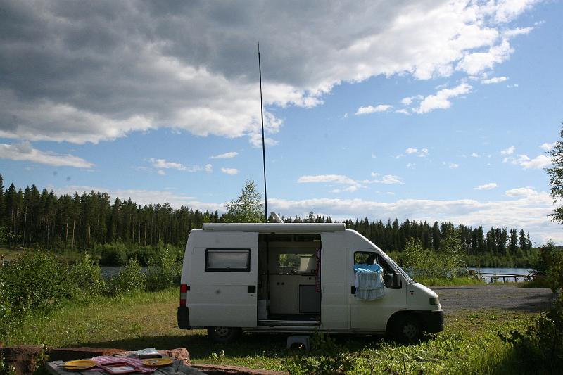 IMG_10116.JPG - Mijn nieuwe aanwinst: een hengel van 6 meter lang waar mijn WiFi-antenne (voor draadloos internet onderweg) bovenop kan, zoals hier gedemonstreerd