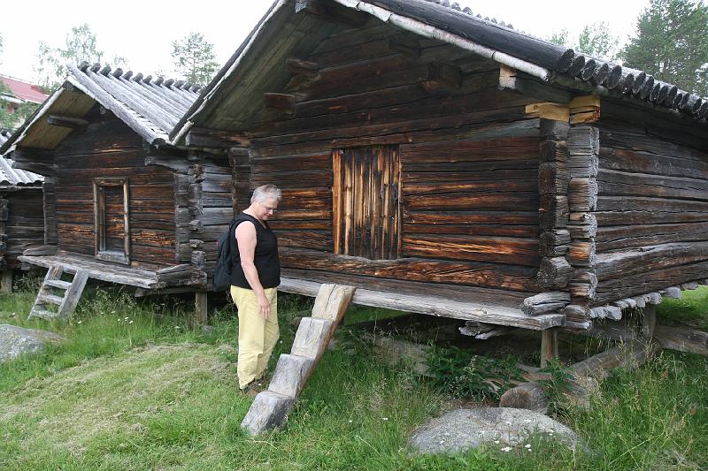 IMG_0349.JPG - De verzameling originele Lappen-huisjes (eigenlijk: Samen-huisjes) in Arvidsjaur. Ze worden (nog steeds!) gebruikt door Samen-families als die bij elkaar komen voor kerkbezoek, feesten en huwelijken.