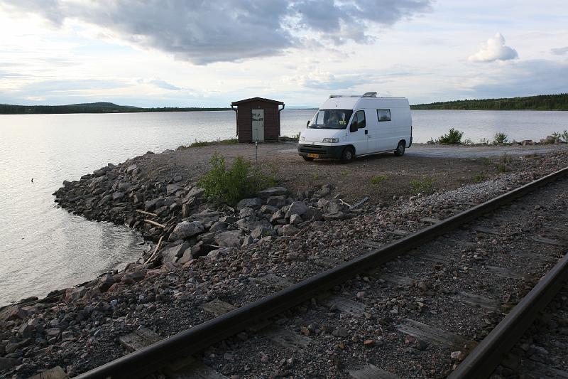 IMG_0402.JPG - Wild kamperen: ons privé-eilandje in het stuwmeer bij Porjus. Op de voorgrond de beroemde Inlandsbanan, de binnenlandse spoorweg naar Gallivare. Een traject van meer dan 1000km, er komst slechts één maal per dag een trein langs.