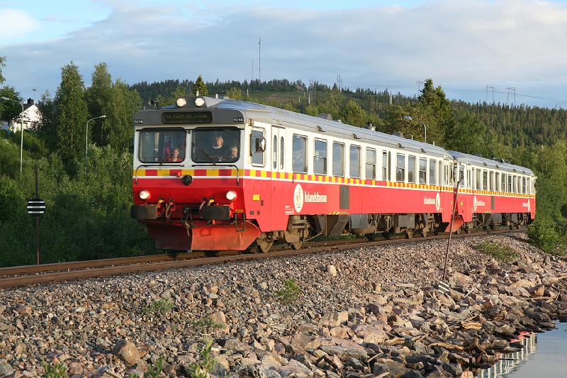 IMG_0408.JPG - En dan opeens, uniek, komt er 's avonds ook nog de trein voorbij!