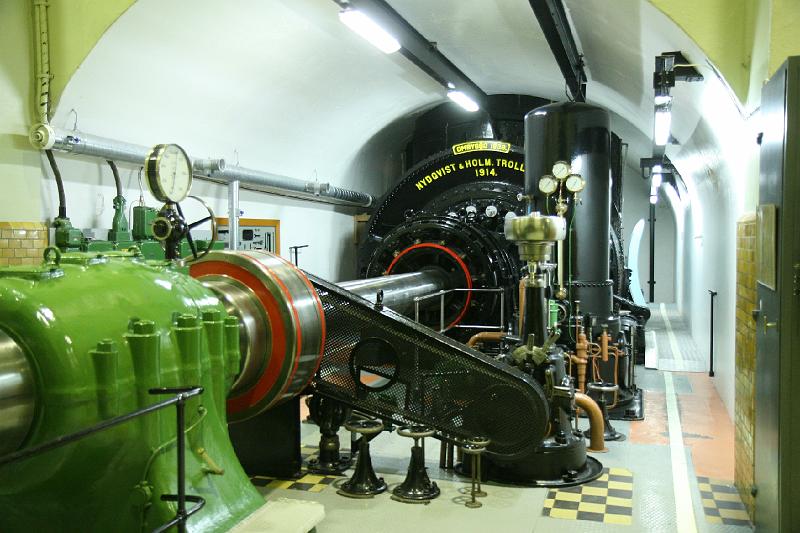 IMG_0440r.JPG - Vijftig meter lager, onder de grond, de oude turbines. Deze is gebouwd in 1914, in Trollhattan.