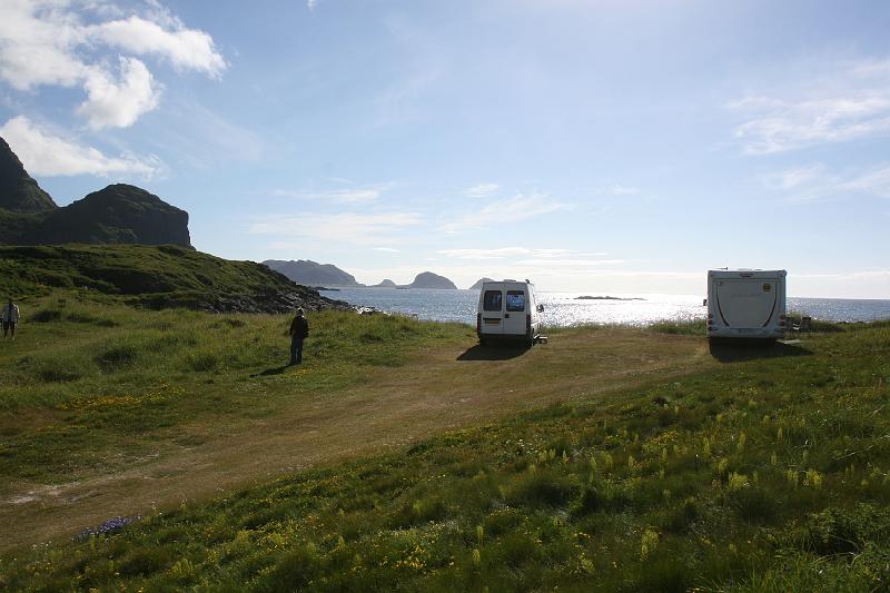 IMG_0799.JPG - Ons plekje op het duin, op de "veldcamping" van Hovden. Uitzicht op de noordelijke Atlantische Oceaan. Kosten ca. € 3,50 per overnachting. Er zijn geen voorzieningen, behalve een kraan met drinkwater.