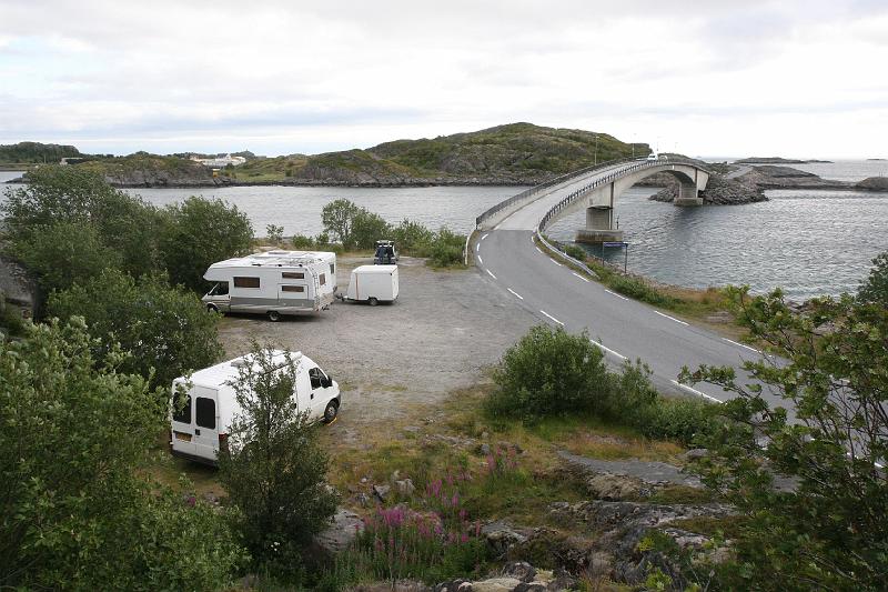 IMG_0977.JPG - Ons overnachtingsplekje langs de smalle, slingerende weg naar Henningsvaer. De twee andere campers zijn Italianen.